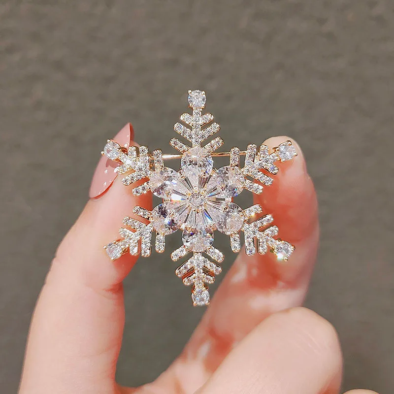 Ajojewel Bling Cubic Zircon Snowflake Brooch Luxury Jewelry Fashion Brooches Pins Wholesale Temperament Christmas Gift Femme