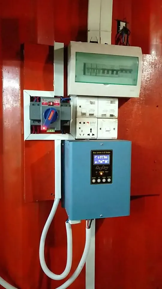Inverter ibrido a energia solare 1.2kw On/off Grid Tie combinato con regolatore di carica solare pwm