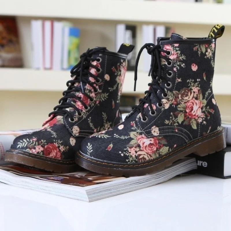 2021 Martin Boots Woman Shoes Western Cowboy Style Europe and America Handsome Retro Small Floral Flat with Boots High Help