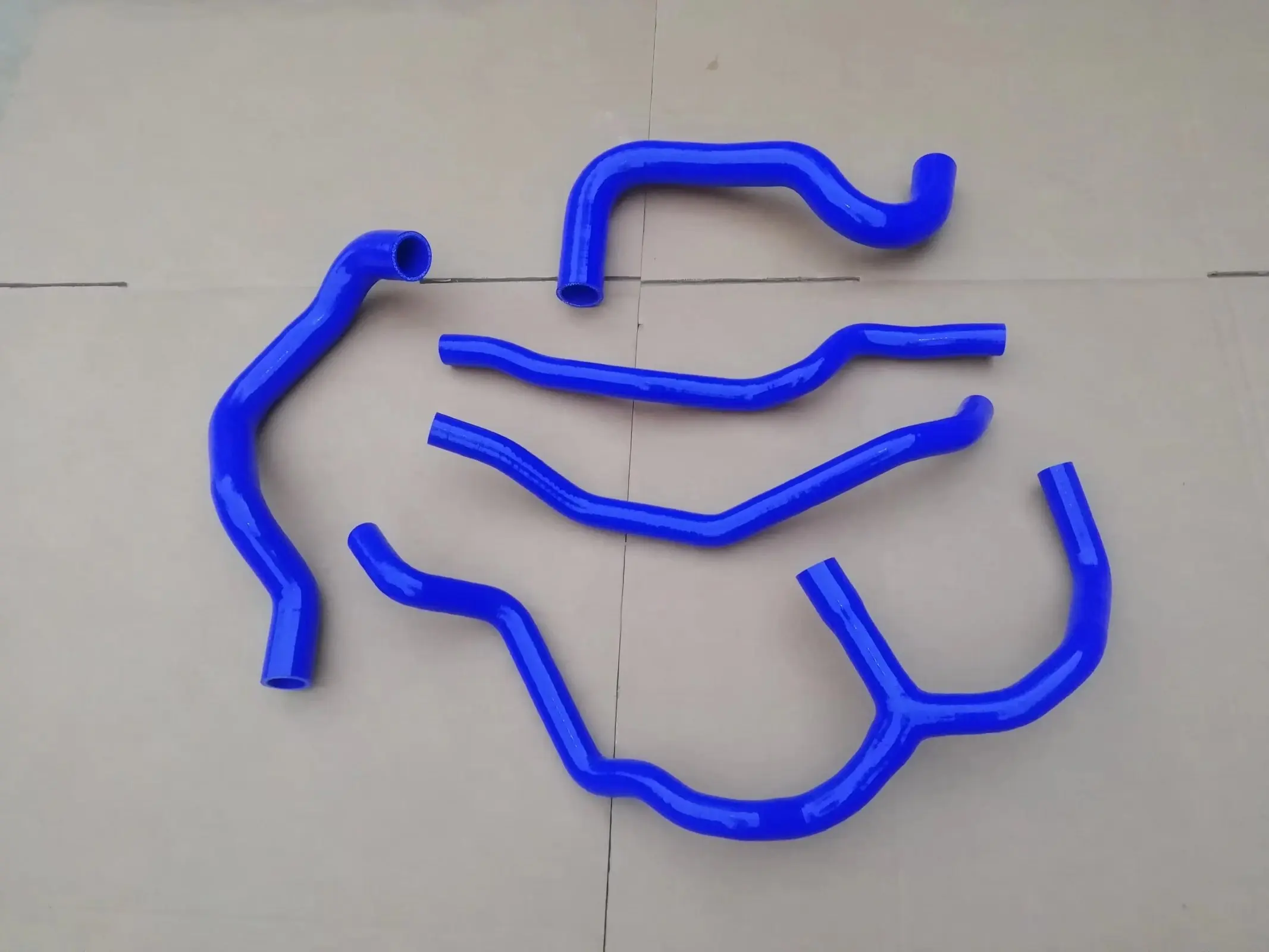 

Для Ford Fiesta MK7 B-Max Zetec 1,6 л 1,4 л DOHC EFI/Zetec-S/Duratec 16 В шланг радиатора охлаждающей жидкости 1705463 1809764 1879195