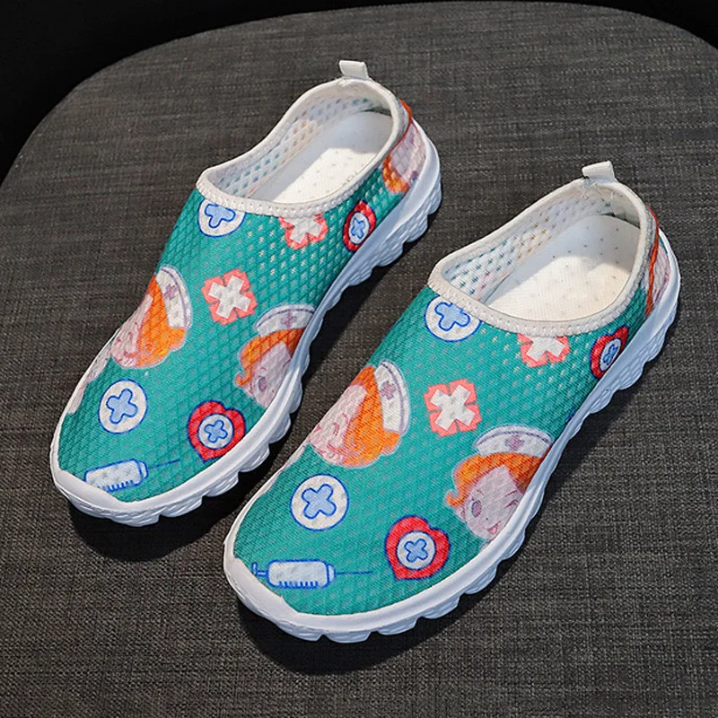 Neue Cartoon Krankens ch wester Arzt Cosplay Print Frauen Turnschuhe Slip on Light Mesh Schuhe Sommer atmungsaktive Wohnungen Schuhe Zapatos Planos