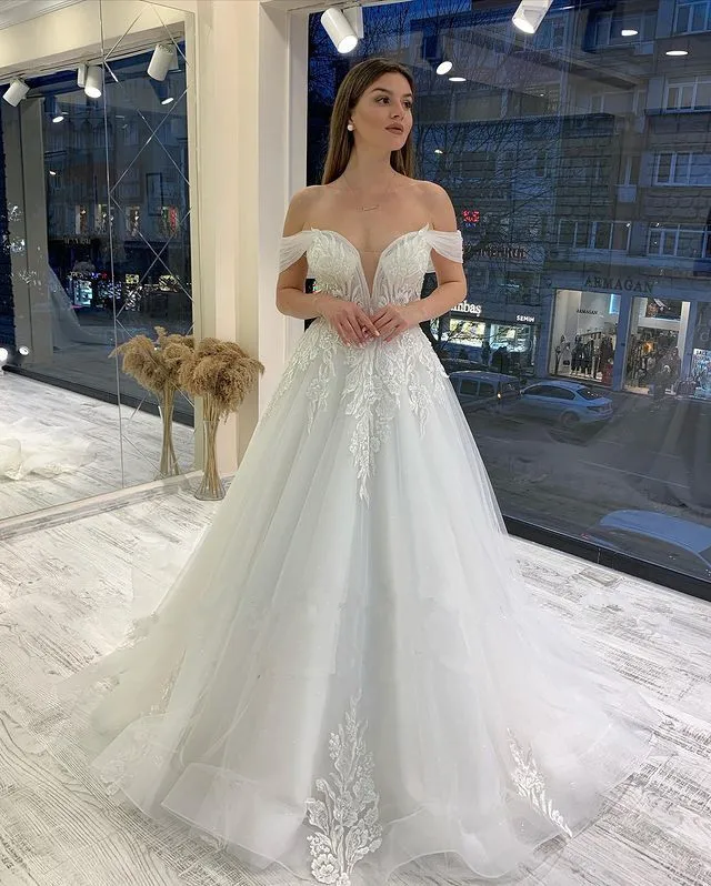 A Line Wedding Dress Off Shoulder Straps Corset 2023 New Arrival Lace Applique Bridal Gown Elegant Princess Robe de mariee Ivory