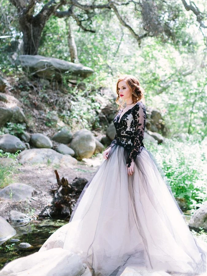 

Sexy Backless Boho Wedding Dress Black And White Gothic Bridal Gowns Lace Long Sleeves Sheer Neck Bride Wear Customized
