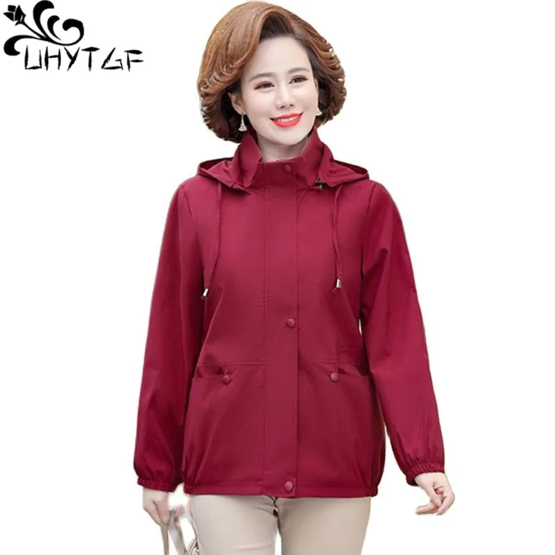 

UHYTGF 2022 Mom Spring Autumn Windbreaker Women Short Outewear Fashion Pocket Hooded Casual Thin 5XL Loose Size Trench Coat 1522