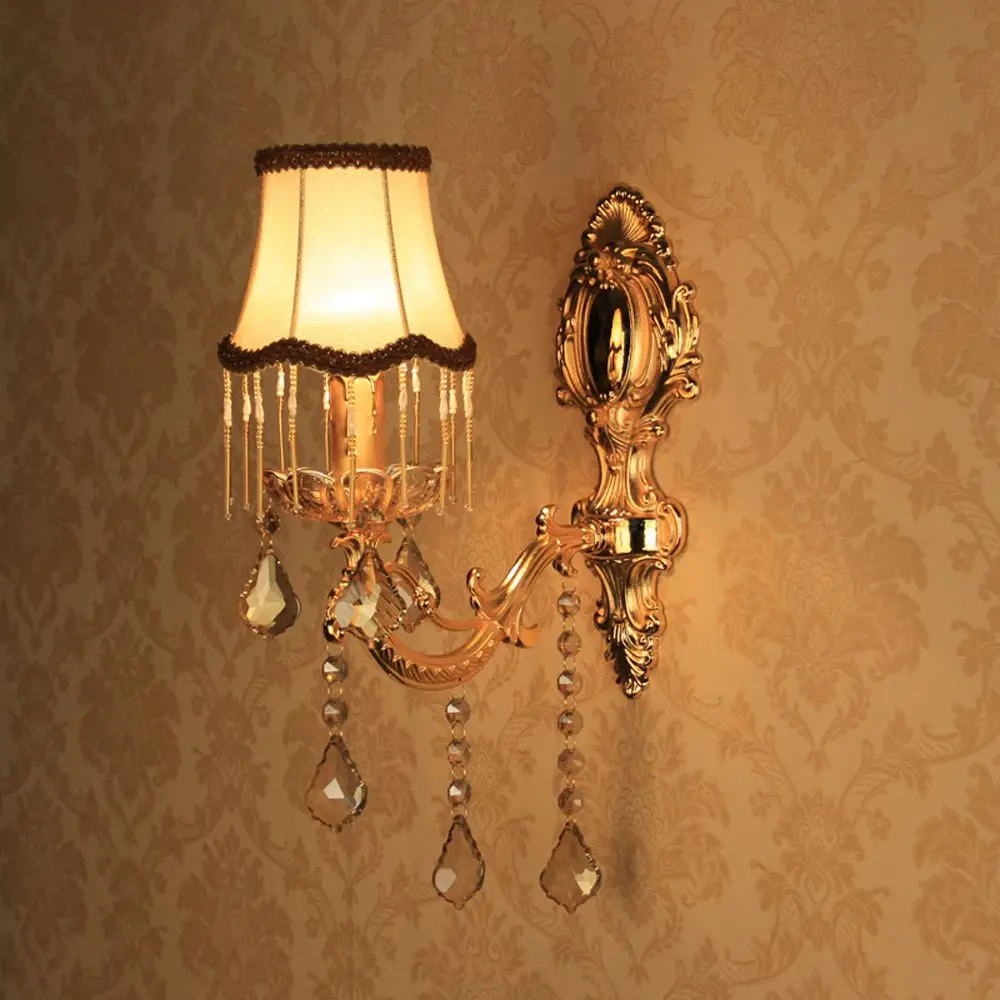 Luces de pared del pasillo de cristal de tela de aleación tallada en oro europeo, apliques de pared para dormitorio, mesita de noche, estilo vela, luz de pared de salón