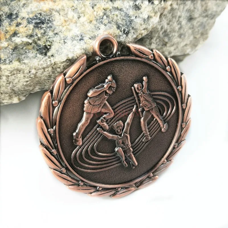 Trzy lekkoatletyczne bieganie maraton wyścigi medal klub triathlonowy szkoła fabryka aktywność medal sportowy 2021