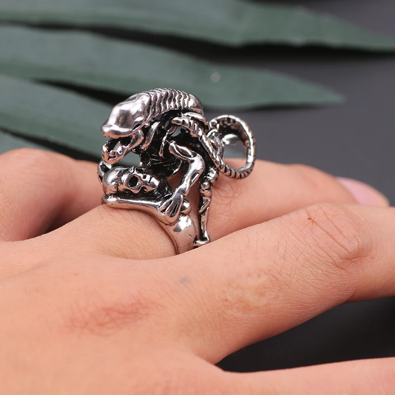 Anillo de aleación de estilo gótico para hombres y mujeres, joyería de estilo Vintage de lagarto y lucha humana, Hip Hop, Punk, ideal para fiesta