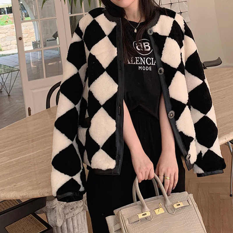 Winter Coats Woman Trend 2024 Fashion Black and White Grid Short O-Neck Loose Shearling Jackets Female Lamb Wool Sheepskin Coat