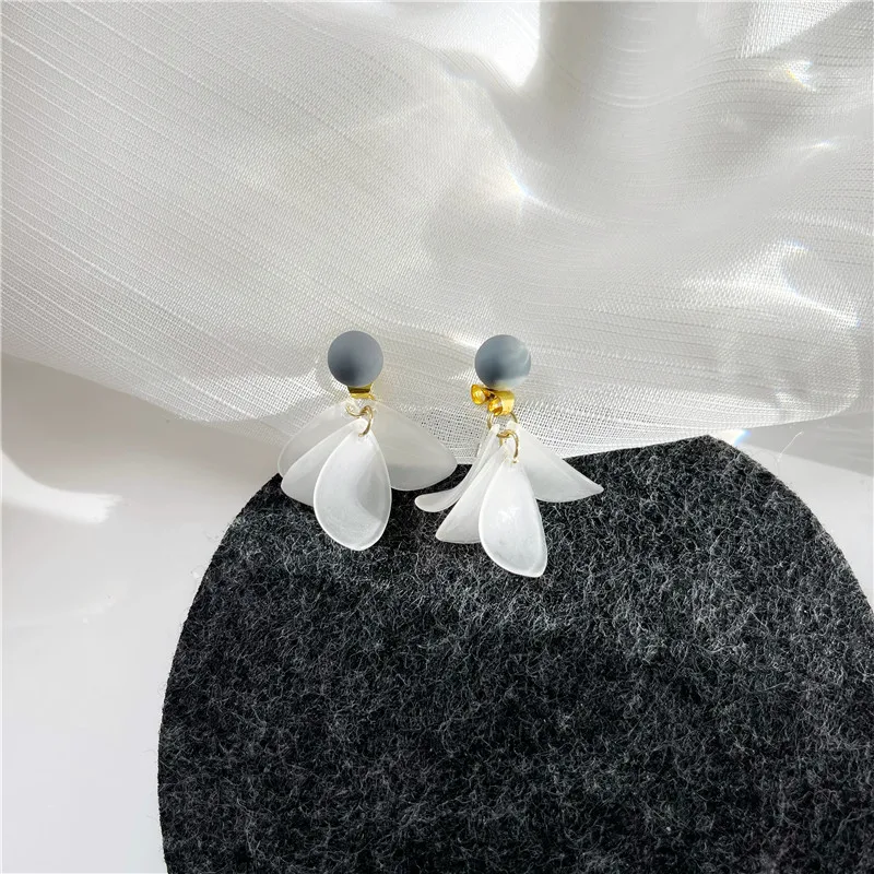 S925 الفضة إبرة كوريا صغيرة الطازجة الأبيض بتلات بسيطة وأنيقة عودة معلقة أقراط ذات مسمار برأس كروي السيدات مجوهرات الأزياء #6