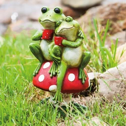 2 Green Frog Sitting on Mushroom Statue Creative Garden Resin Sculpture Frog Figurine Yard Lawn Outdoor Decor