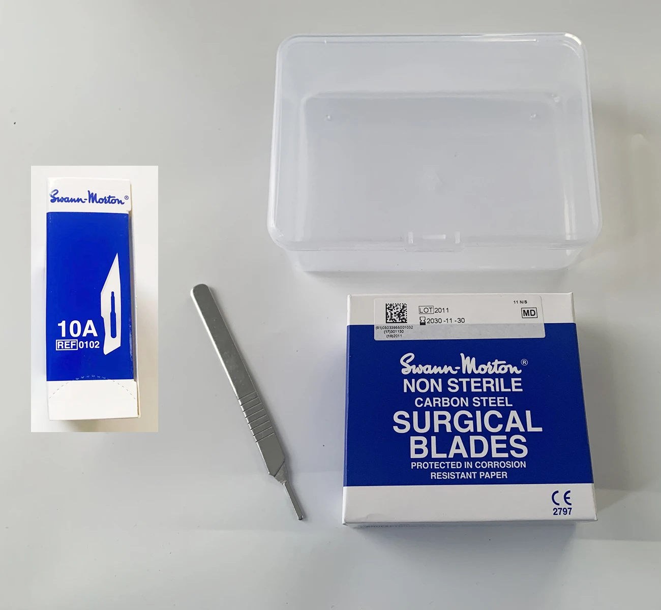 

100PCS Swann Morton Blades Carbon Steel 10A Surgical Blade with Normal Brand Handle