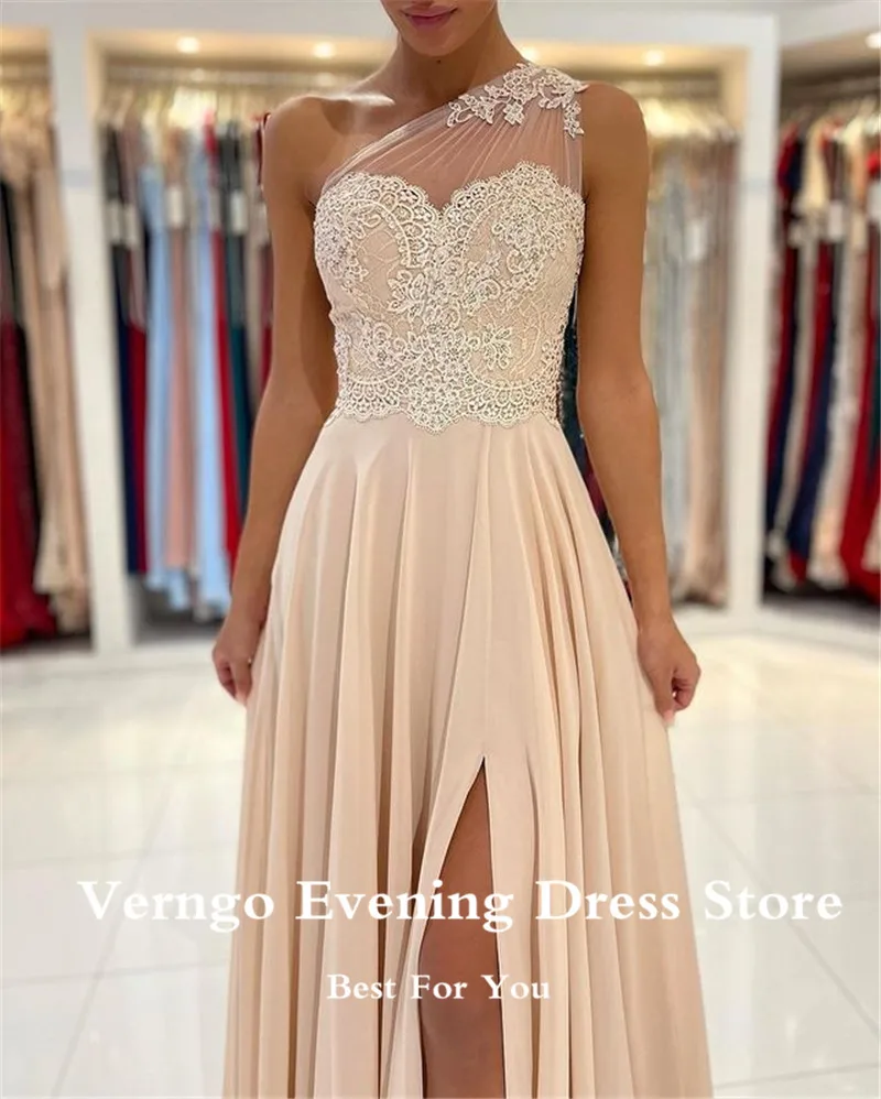 Verngo-vestido de fiesta para madre de la novia, traje de fiesta de gasa Beige, línea A, un hombro, Apliques de encaje, abertura lateral, vestidos de noche