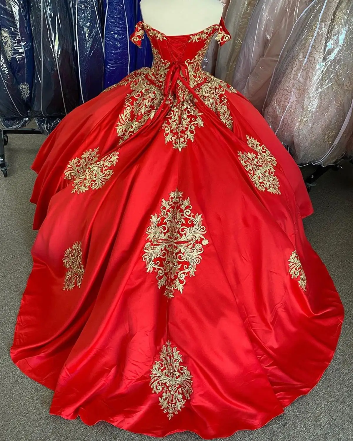 Oro/Rosso del Raso vestidos de 15 años 2020 Puffy di sfera Del Ricamo Quinceanera Abito Al Largo della Spalla Dolce 15 del Vestito Lungo prom Abito Su Misura