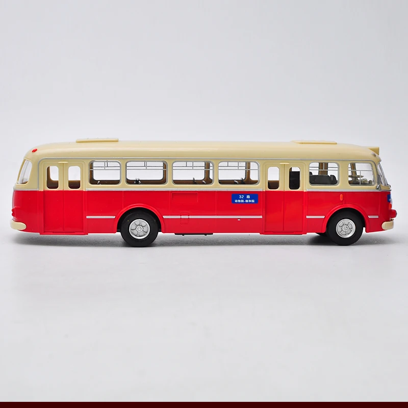 Diecast 1:43 Escala Simulação Skoda 706RTO Karosa Bus 32 Modelo de veículo Liga de metal Ônibus Carro de passageiros Modelo de exibição de presente