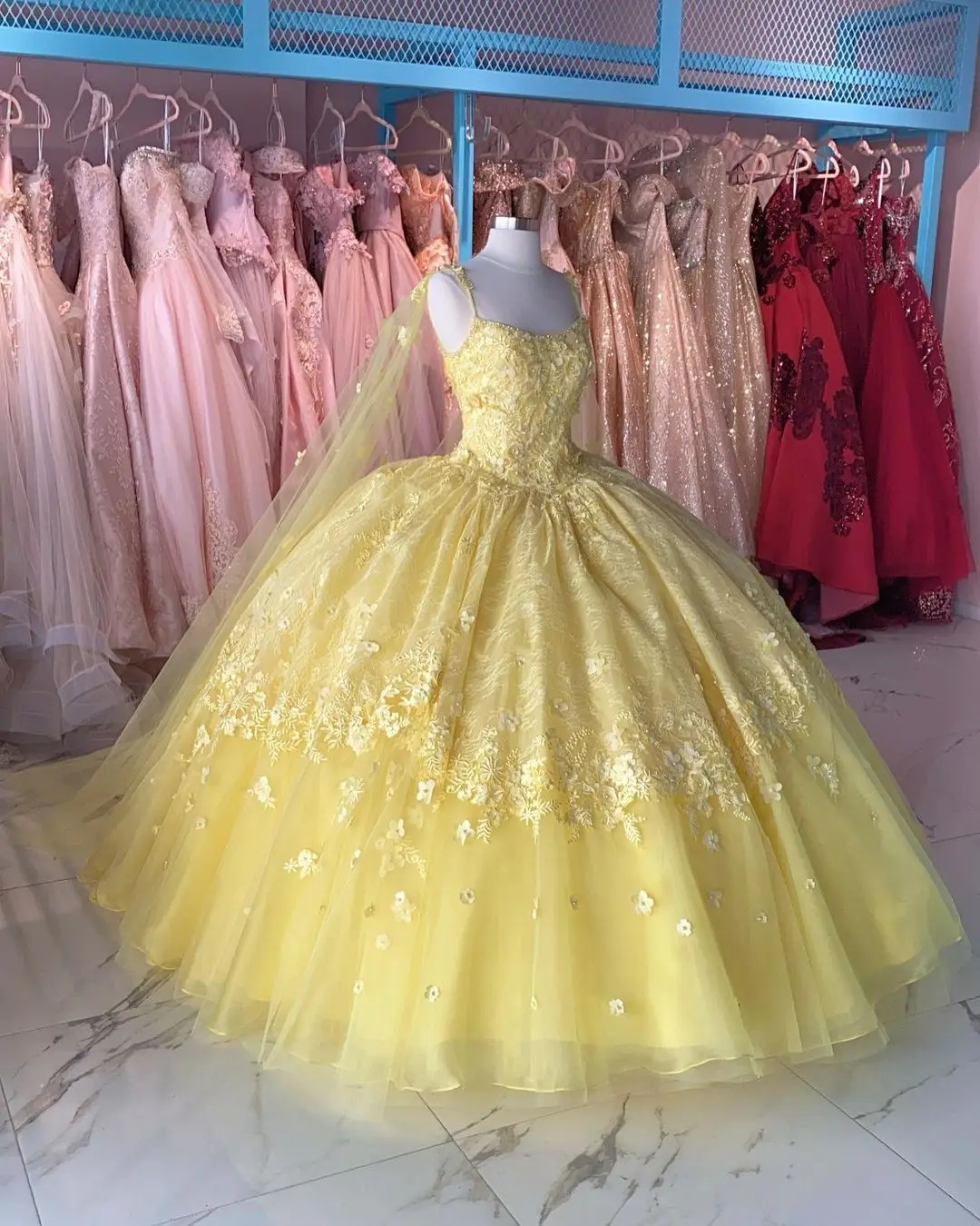 Amarelo vestidos de 15 años 2022 inchado quinceanera vestido basco doce 16 vestido com capuz destacável cabo longo vestido de baile espaguete