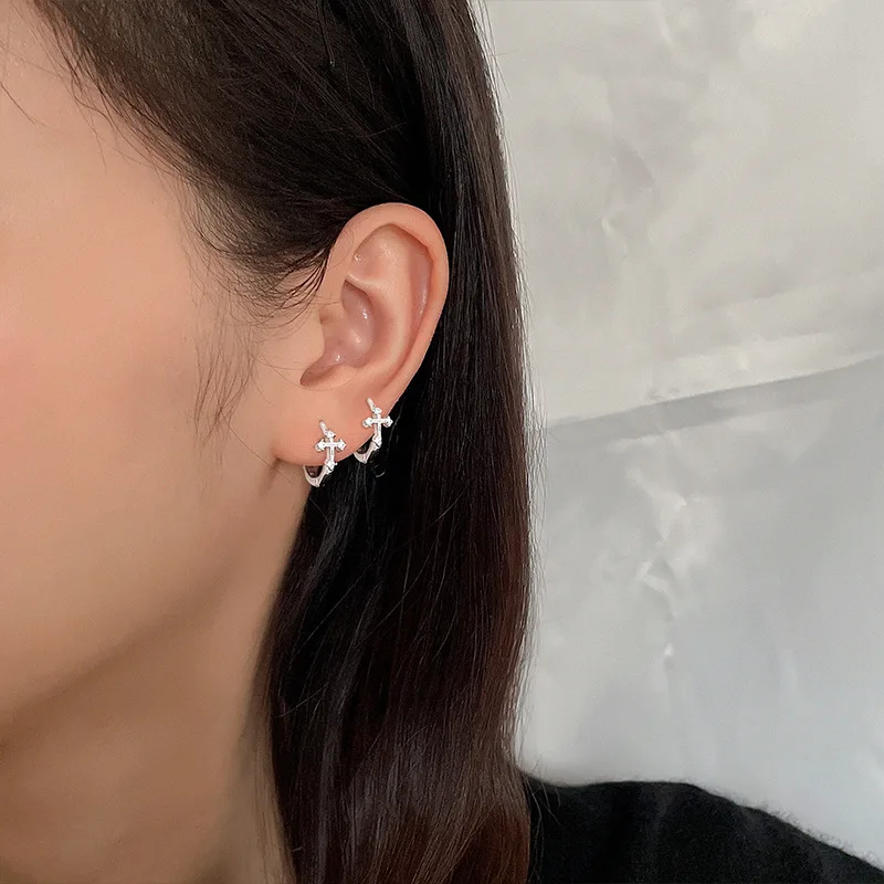 CIAXY Silberfarbene Kreuz-Ohrhänger für Männer und Frauen, Paare, Persönlichkeits-Zirkon-Ohrclip, Punk-Schmuck – Detail 9