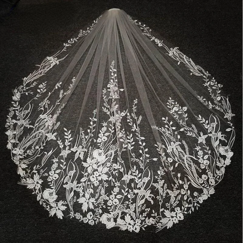 

Bridal Veils Pretty Lace Edge Short Wedding Veil Soft Tulle Fingertip Ivory Floral Appliques 1 Tier Pearl Custom With Comb