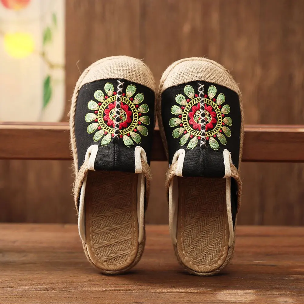 Veowalk Retro Summer Women Handmade Linen Canvas Close Toe Slippers Non-Slippery Bottom Ladies Flat Mules Embroidered Home Shoes