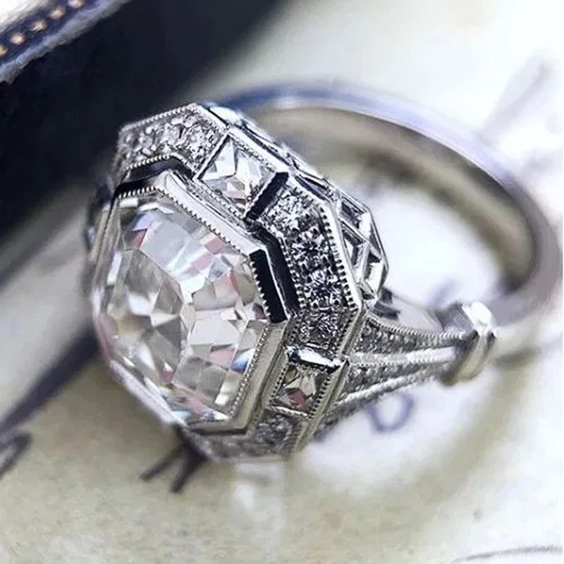 Huitan Elegant Women Wedding Rings with Prong-Set Crystal Cubic Zirconia Design Fashion Accessories Silver Color Female Jewelry