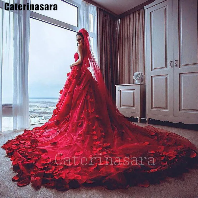 Luxo vermelho tule flor pétalas vestido de casamento com zíper 2 metros trem vestido de noiva com véu