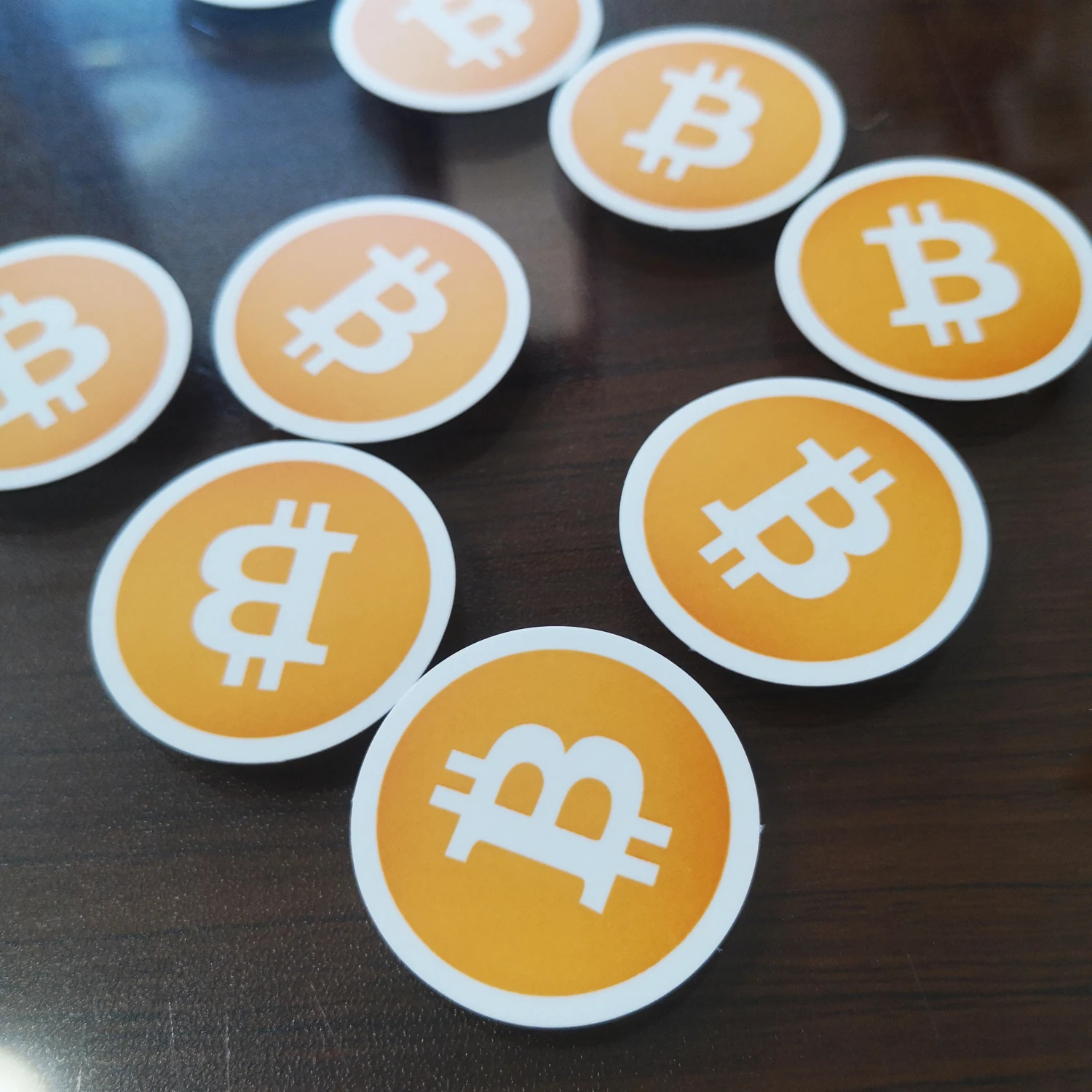 20pcs 3.5cm BITCOIN LOGO Sticker Waterproof Tear Resistant White PVC Individually Cut for Cryptocurrcencies Fans Publicity