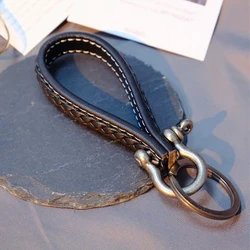 High-Grade Vintage Leather Car Keychain for Women Men Key Chains Key Rings Holder Purse Pendant Carbine Bag Charm Accessories