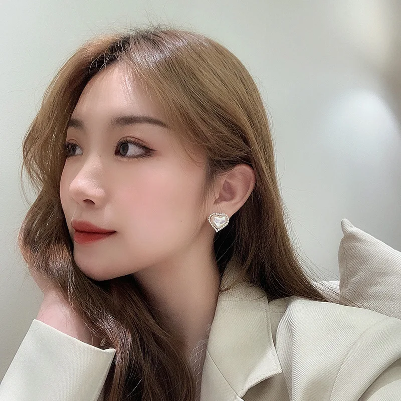 Imagen 5: Pendientes de perlas de corazón de estilo coreano para mujer, pendientes de tuerca geométricos de circón de flor dulce, joyería de fiesta para niña