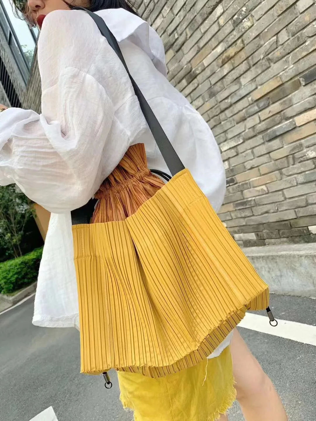 Spring New Miyake Pleated Bag Texture Senior Minority Solid Color Rope Fashion Joker Brand Counter With The Same Shoulder Bag