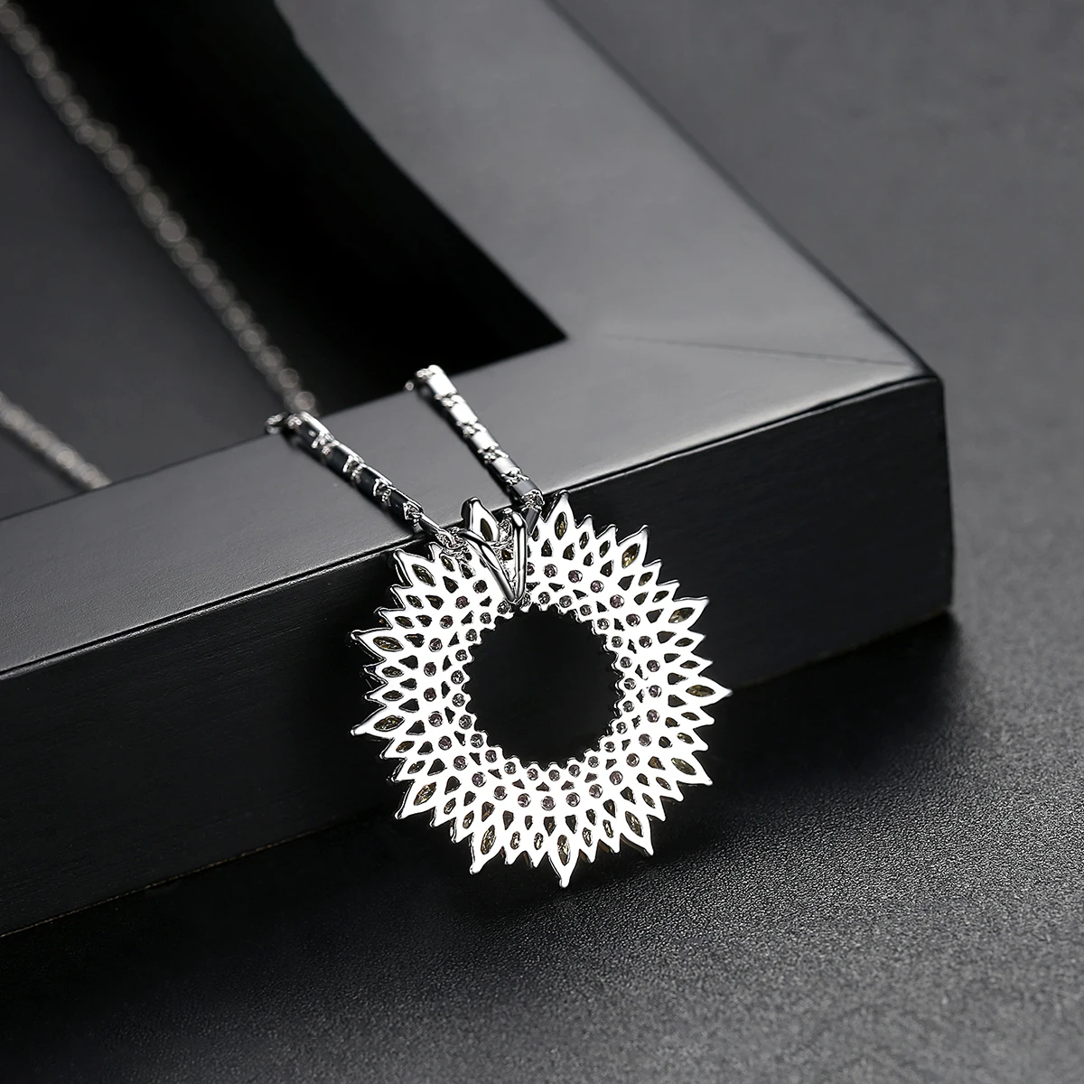 LUOTEEMI Elegant  Big Round Zircon Sunflower Round Pendant White Gold Color Necklace for Women Wedding Accessories Friend Bijoux