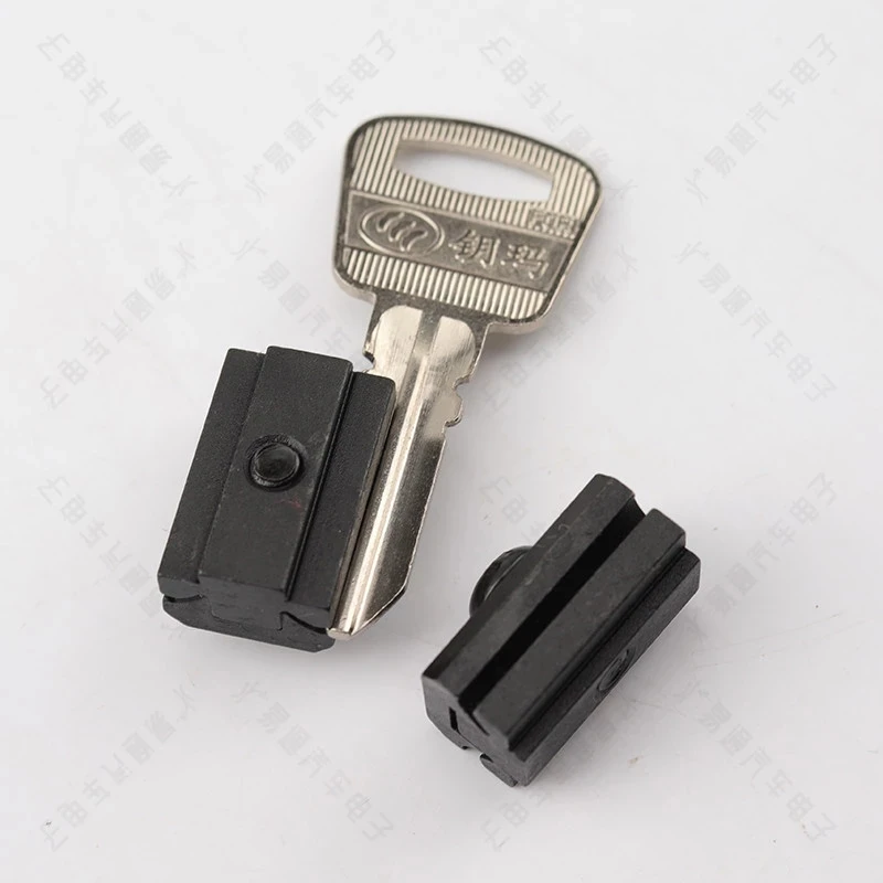 

Universal Semicircular key embryo fixture clamp For Vertical key machines accessories Yuema key duplicating