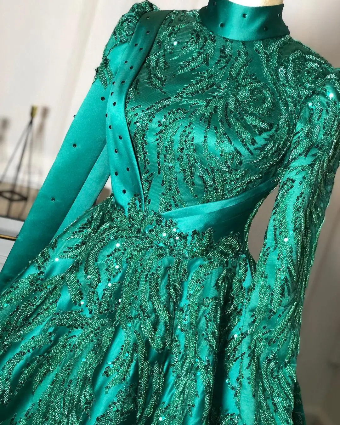 Saudi Arabia Green Satin Evening Gowns High Neck Long Sleeves Lace Appliques Sequins Prom Dresses Dubai Sweep Train Formal Wear