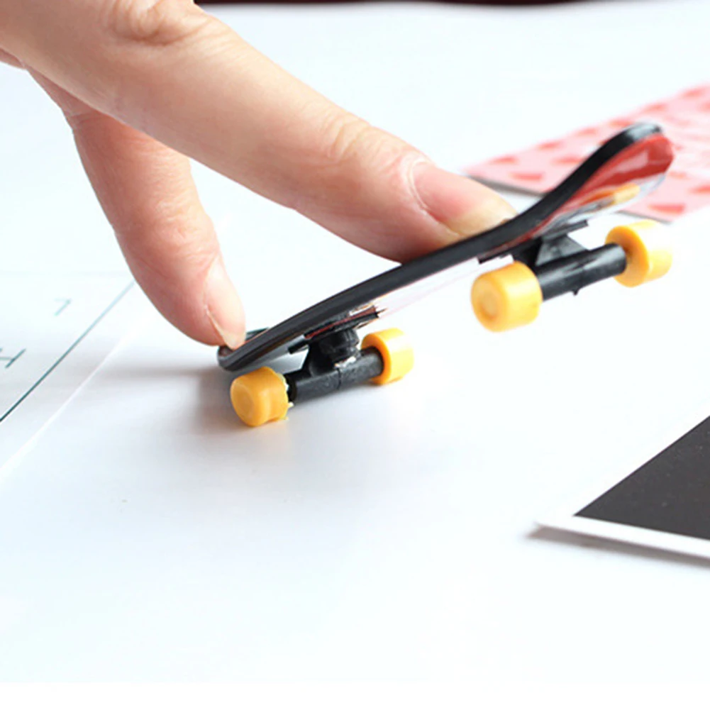 Giocattoli educativi per bambini Fidget movimento creativo della punta delle dita Mini Finger Skateboard lega Skate board giocattolo per bambini colore casuale