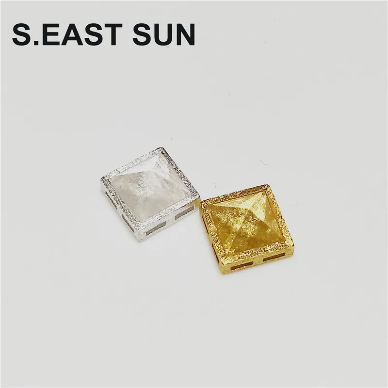 

Женский кулон в виде пирамиды S.EAST SUN из серебра 925 пробы с белыми кристаллами