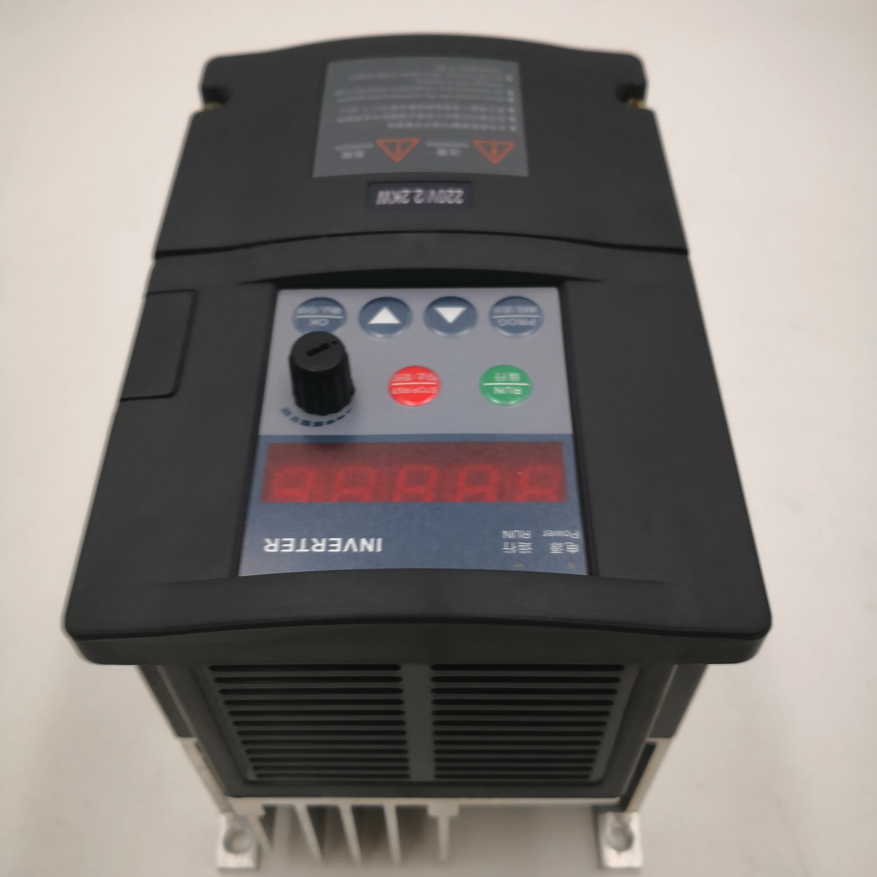 

VFD Inverter ZW-S2B Serial 1.5KW/2.2KW Single-Phase 220V Input and Three-phases Motor With 2M Cable and Outside Panel