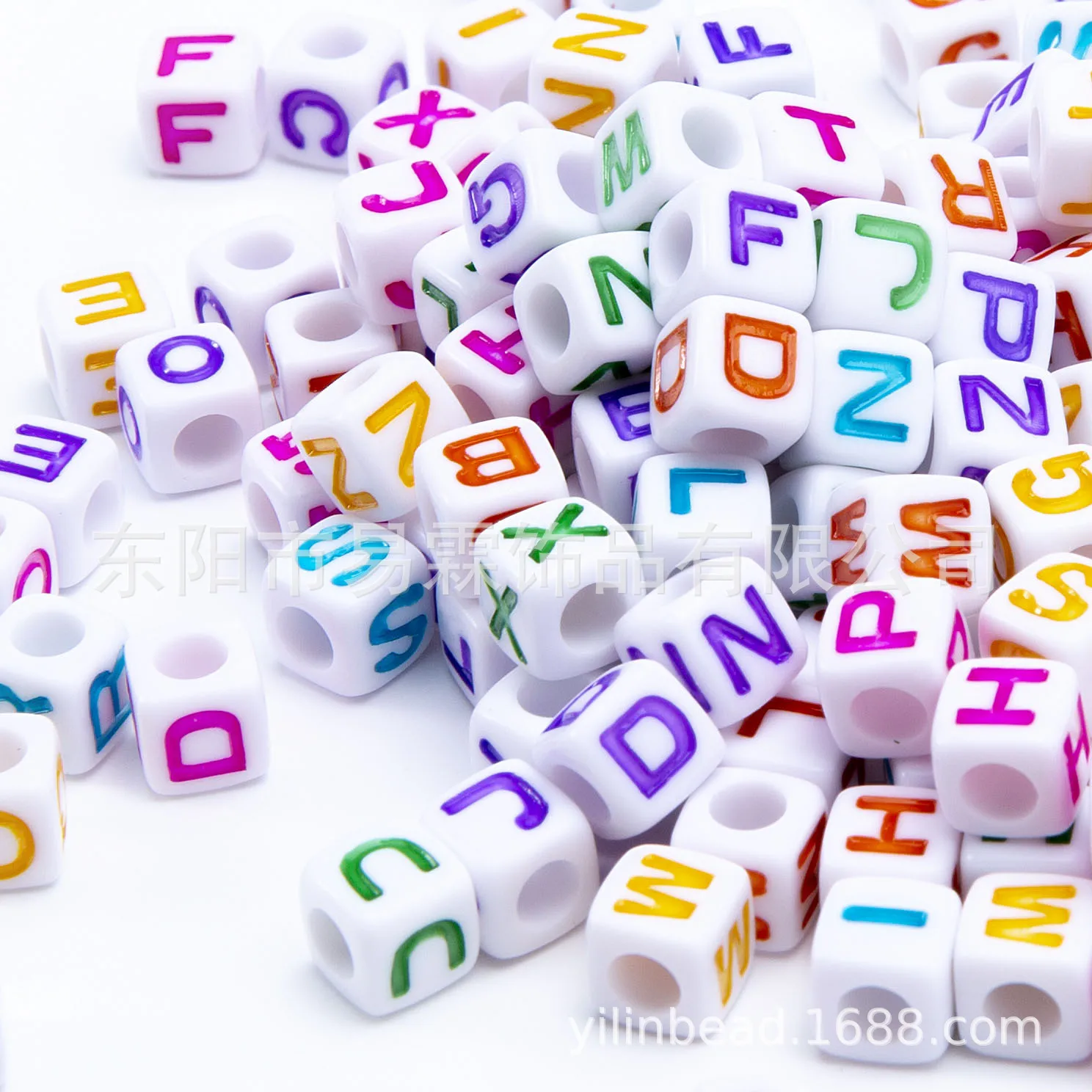 

1800pcs/lot 7*7mm Cube Acrylic Letters Beads White with Colorful A-Z Single English Character Printing Square Bracelet Making