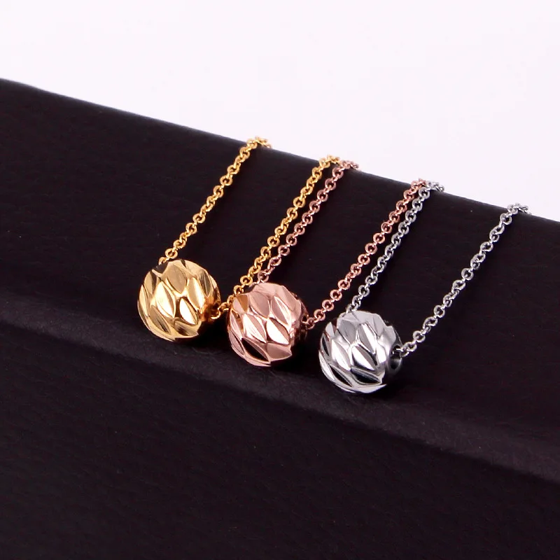 Hot selling women's jewelry split flower round ball necklace transship pattern titanium steel clavicle necklace wholesal