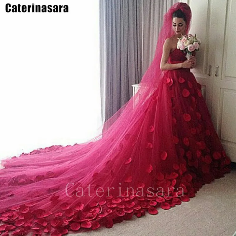 Luxo vermelho tule flor pétalas vestido de casamento com zíper 2 metros trem vestido de noiva com véu