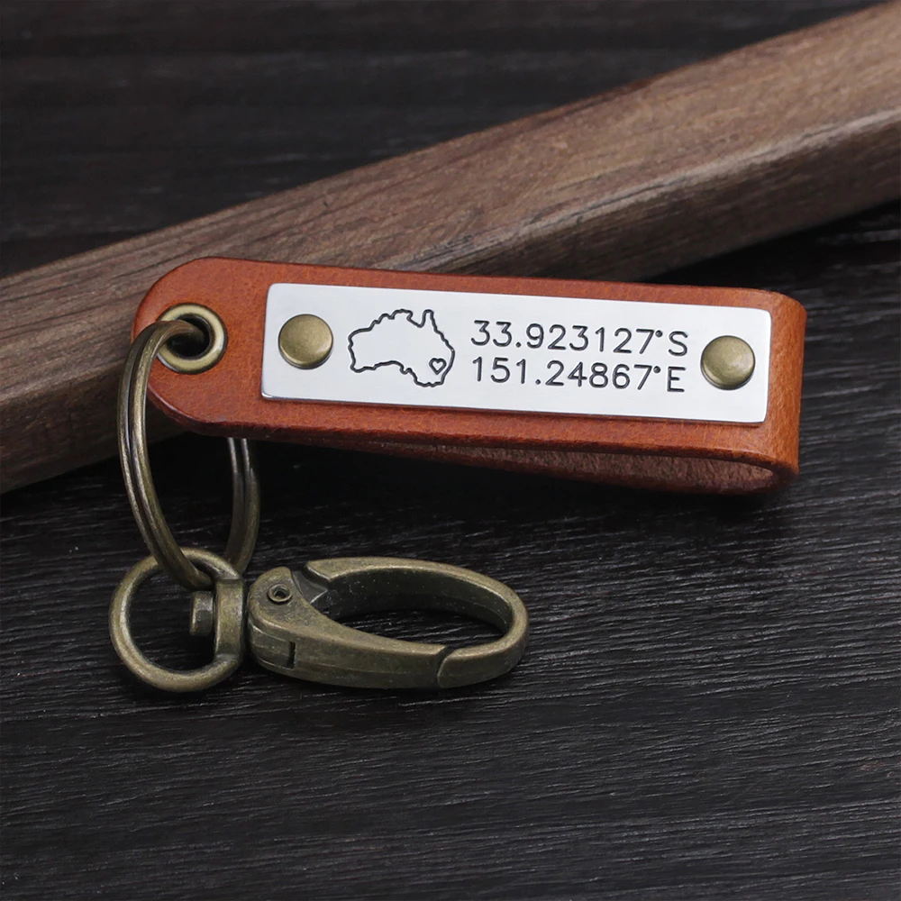 O couro personaliza o chaveiro, keyring das coordenadas de gps, presente feito sob encomenda para o namorado