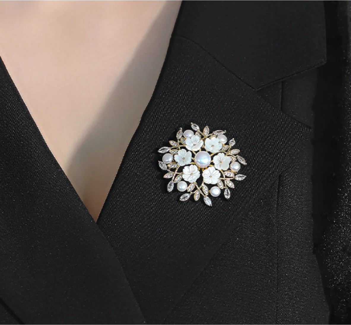 2023 Trend Unusual luxury Five Petal Flower Pearl All-match Lapel pins Women's brooch Fashion Jewelry