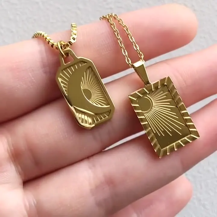 Colgante de placa de Luna y sol grabado para mujer, joyería Vintage de acero inoxidable, collares de oro de 18k para mujer, cadenas góticas para