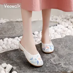 Veowalk tkanina żakardowa kobiety haftowane płaskie kapcie wygodne miękkie eleganckie damskie muły Retro chiński haft buty