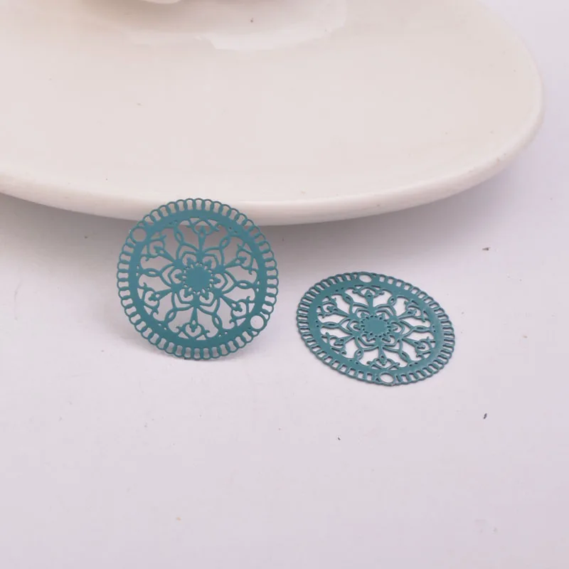 50 Stück AB4293 23mm Lasergeschnittene Runde Anhänger aus Messing mit Doppelloch und Filigran-Design für Ohrringe – Detail 6