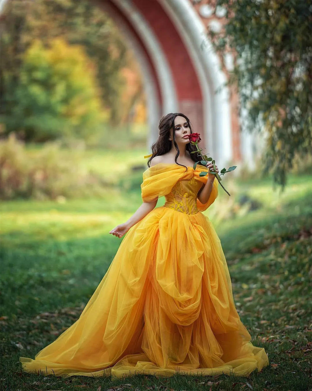 Gaun Prom Kuning Cerah Cerah Gaun Ruffles Tanpa Bahu Panjang Selantai Gaun Kontes Gambar Tulle Puffy Berlapis Ukuran Plus