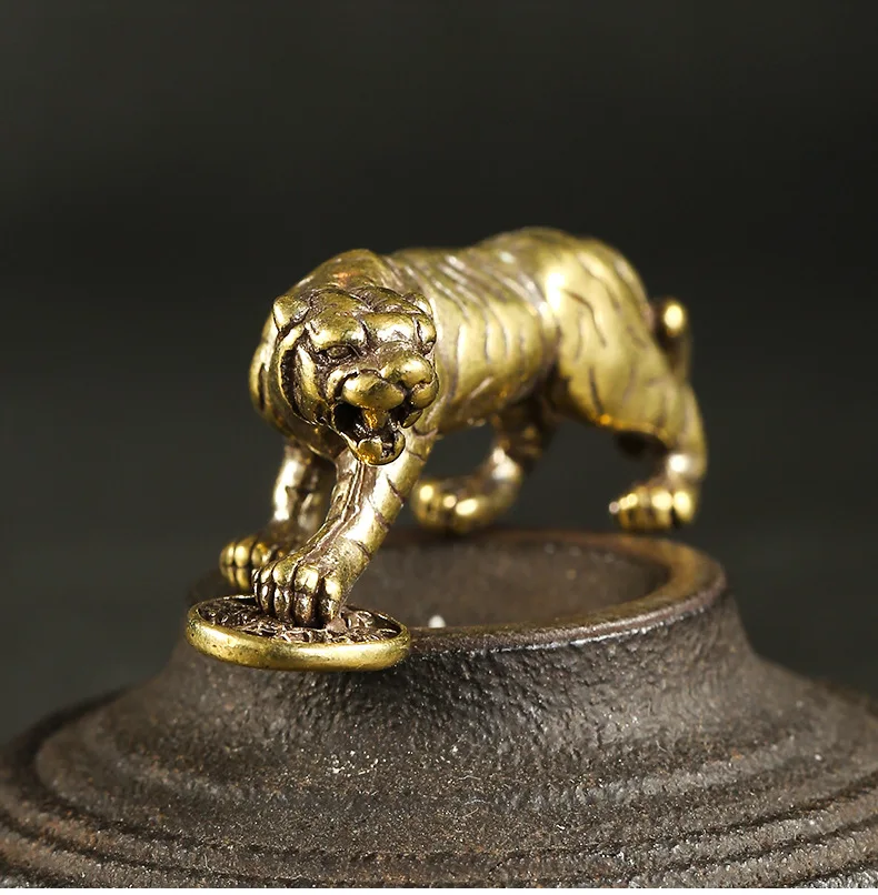 antique Brass tiger craft step on coin Pendant desktop ornament Miniature Fitting Keychain ring Pendant Accessories a1688