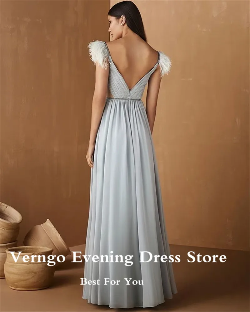 Verngo Moderne Drapierte Chiffon Lange Prom Kleider Federn Ärmeln Perlen Gürtel Schlitz Abendkleider Licht Grau Backless Frauen Kleid