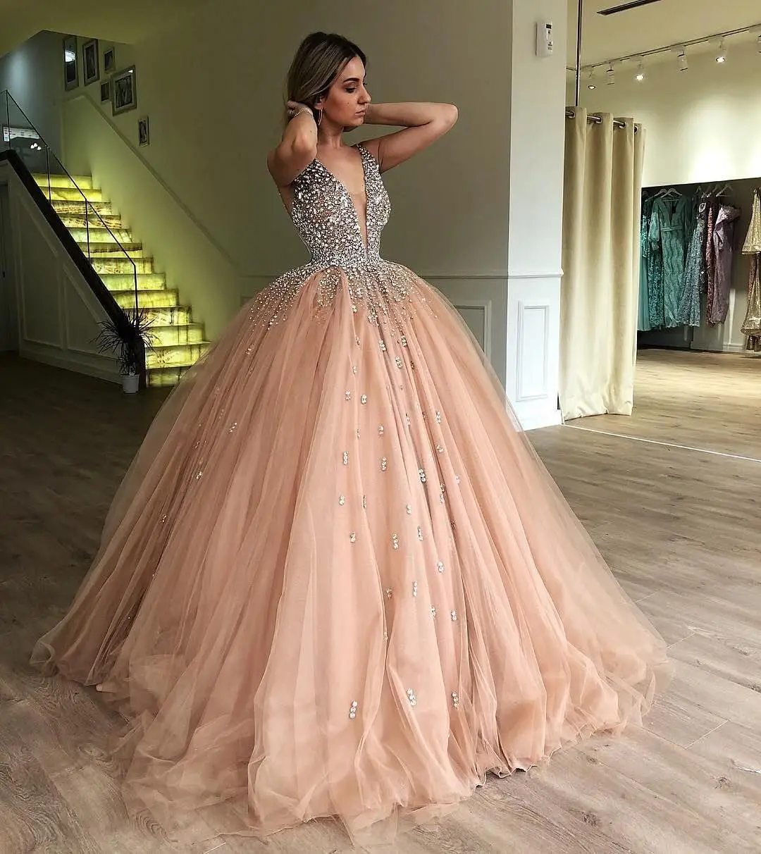 Vestido de fiesta ostentoso, vestidos de quinceañera dorados, vestido de fiesta de tul hinchado con diamantes de imitación, vestidos elegantes con cuello en V, ropa de fiesta personalizada para 15 años