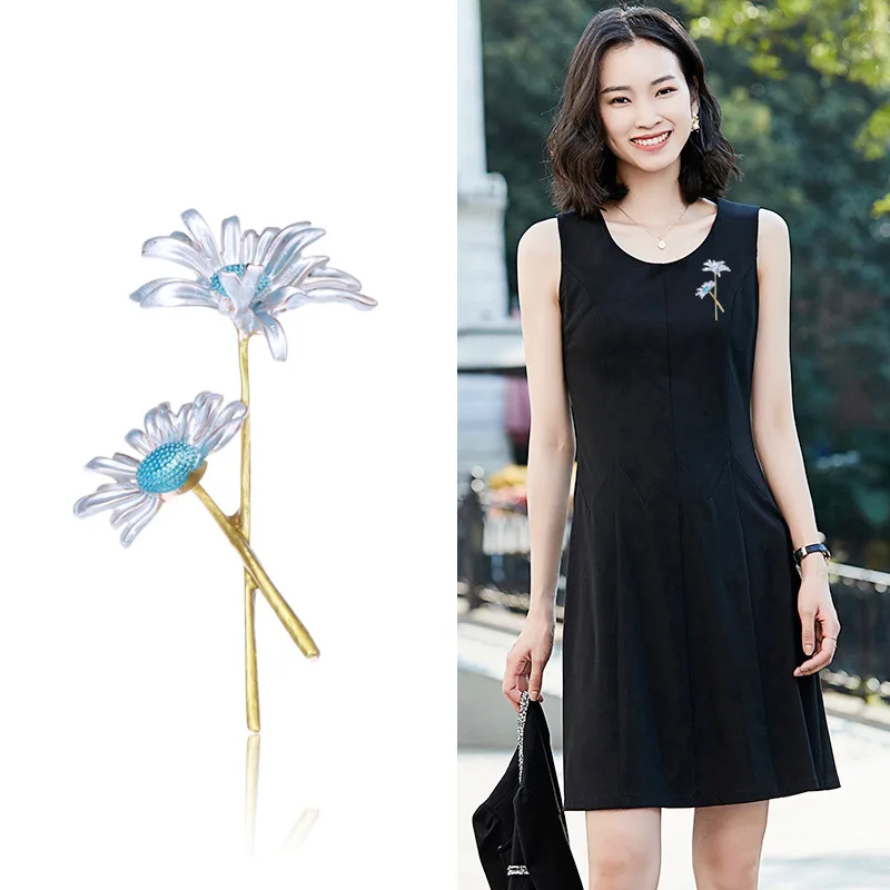 

Pomlee Sun Flower Brooch Gift For Women Fashion Lady Clothes Jewelry Hijab Pins Broach Pins Bling Luxury Broche Bee Brooch