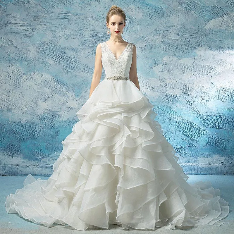 Vestido de novia de encaje con volantes, cola de corte de organza escalonada, elegante, con cuello en V y fajas de cristales, novedad de 2020