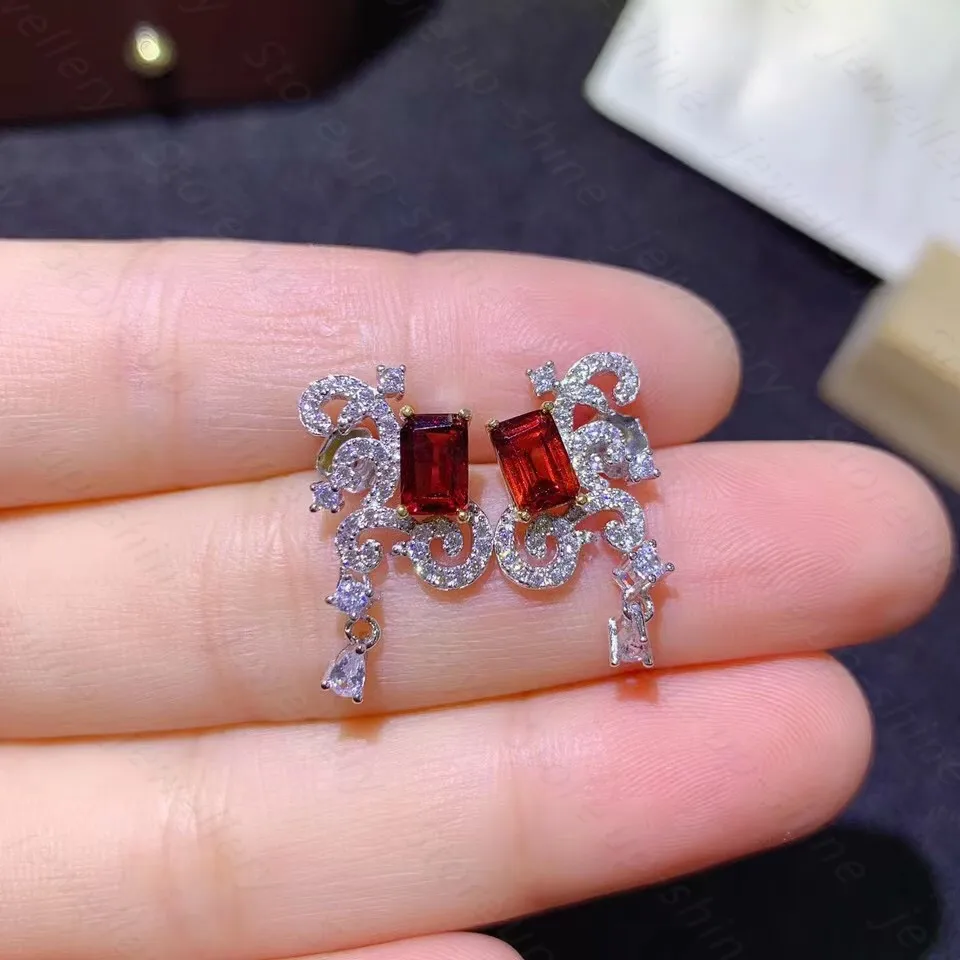 

New natural garnet ear Simple fashionable exquisite compact 925 silver natural garnet ear studs lady charm