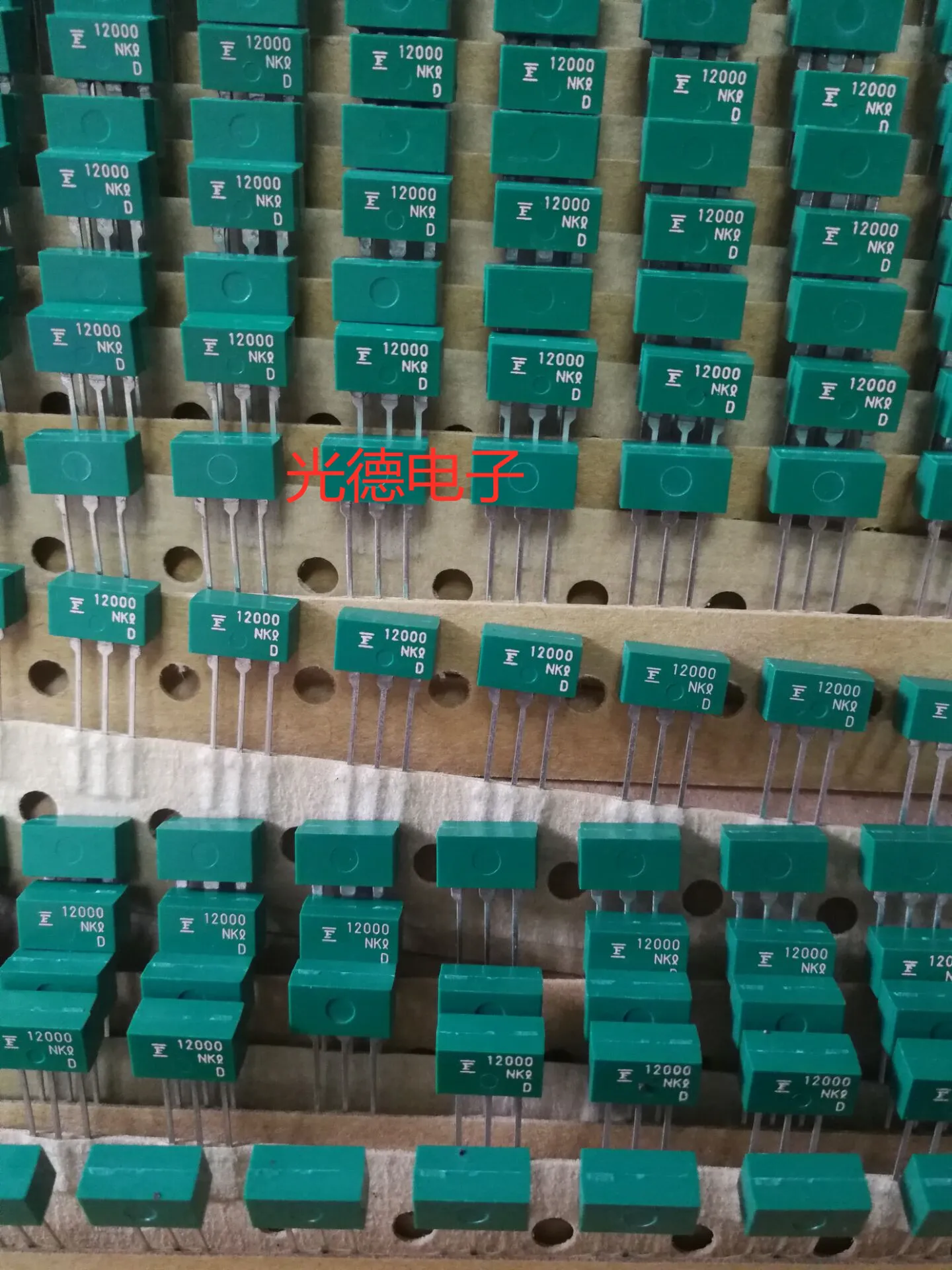 100pcs/ 12M ceramic crystal oscillator FAR-C4SB -12000M 12.000MHZ in-line three-pin green ceramic oscillator